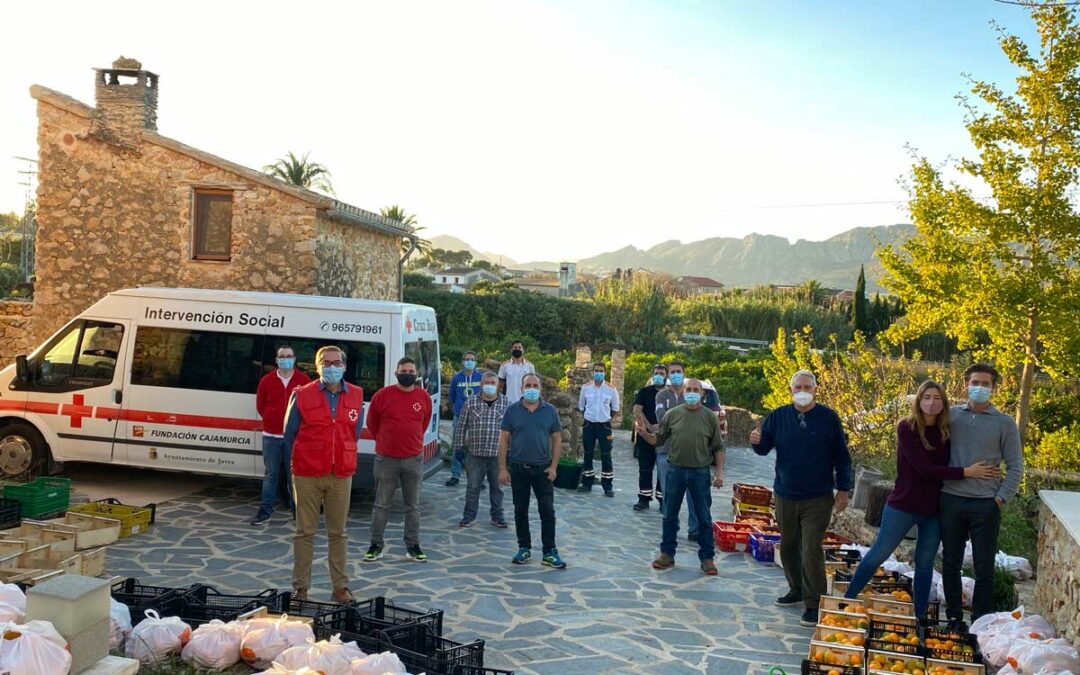 Cruz Roja Xàbia reparte los 2000 kilos de naranjas donadas por la Fundación Christian Marc Olmos Vente